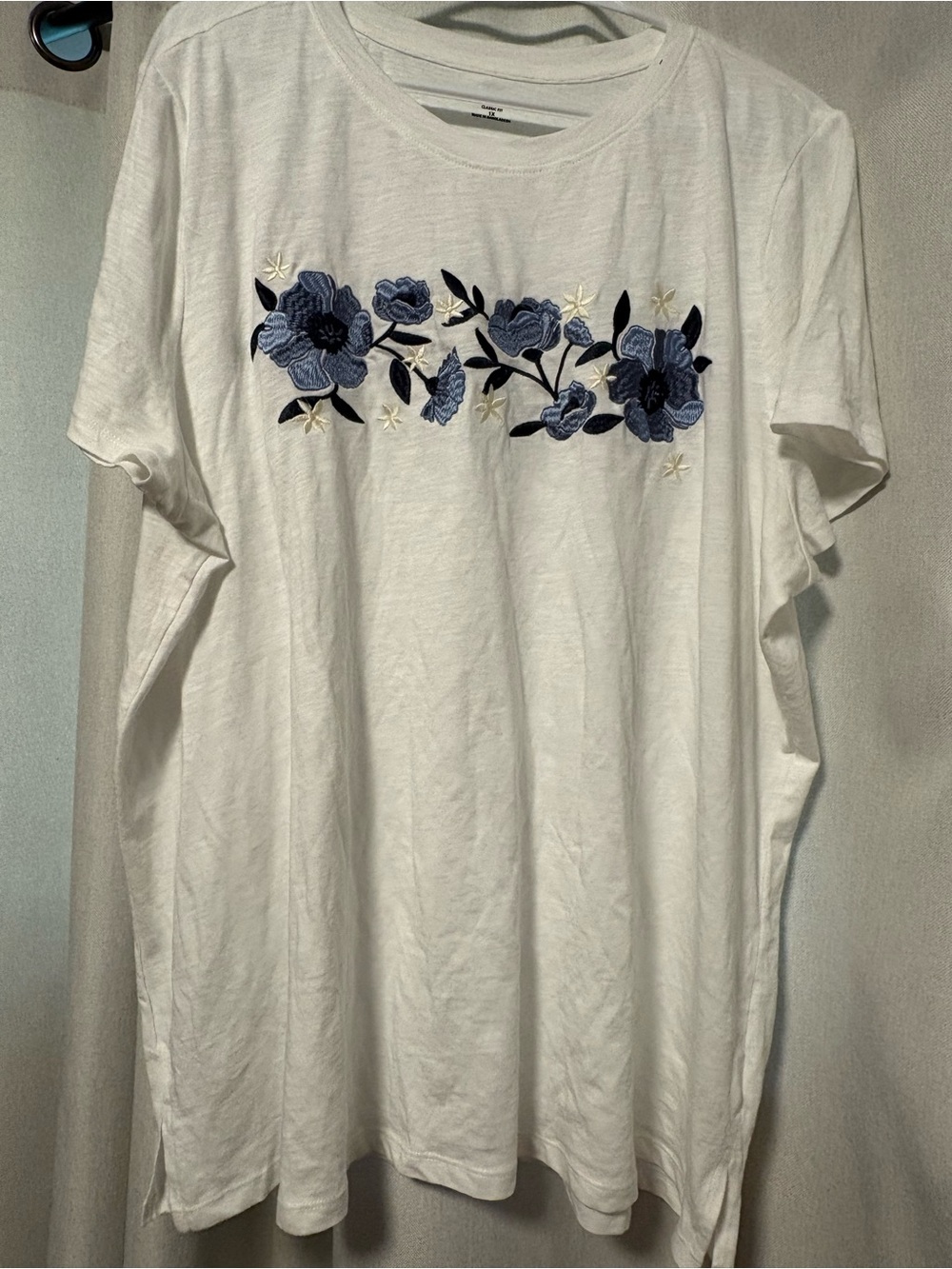 💗4/$20 Women’s White Tee with Blue Floral Embroidery NWOT